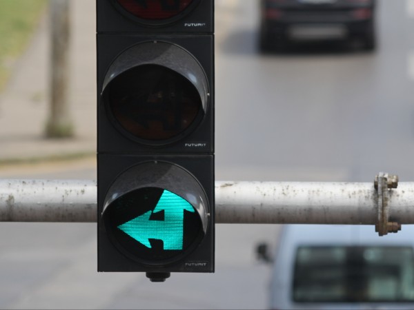 Мигащият зелен сигнал по светофарните уредби не нарушава Виенската конвенция.