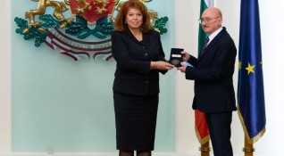 Илияна Йотова удостои Кръстю Капанов с почетния плакет на вицепрезидента