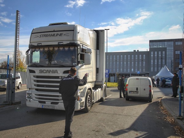 Снимка: Димитър Кьосемарлиев, Dnes.bgОпашки от камиони се образуваха пред склада,