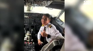 Първата жена пилот в Афганистан избяга от талибаните в