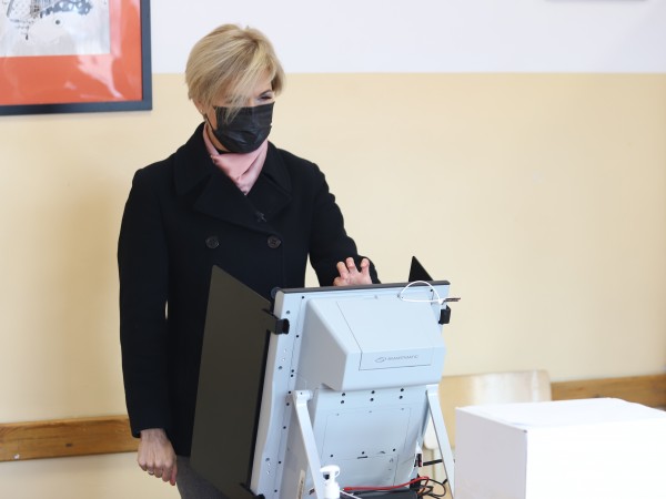 Кандидатът за вицепрезидент Невяна Митева гласува за държавен глава, който