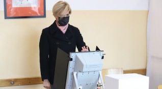 Кандидатът за вицепрезидент Невяна Митева гласува за държавен глава който