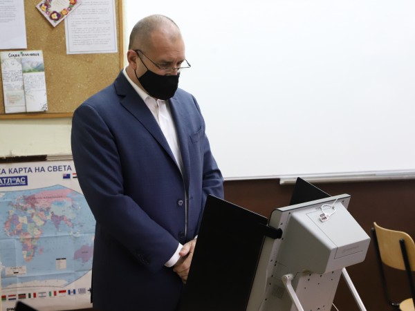 Снимка: Димитър Кьосемарлиев, Dnes.bgРумен Радев упражни правото си на вот