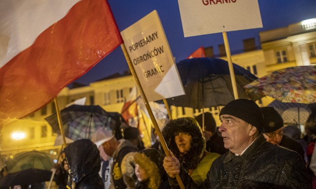 Продължава напрежението по границата на Беларус и Полша 