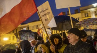 Полша обвини Беларус в продължаващо транспортиране на мигранти до границата