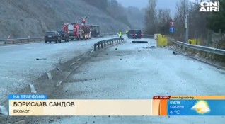 В катастрофата с македонски автобус на АМ Струма загинаха 45