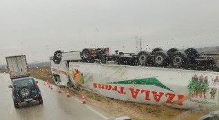Тежкотоварен автомобил се преобърна на околовръстния път край Видин Той