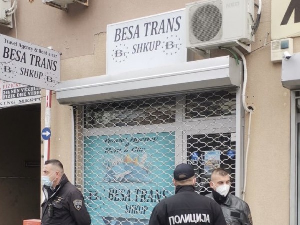 Служители на македонската полиция пристигнаха преди малко пред офиса "Беса