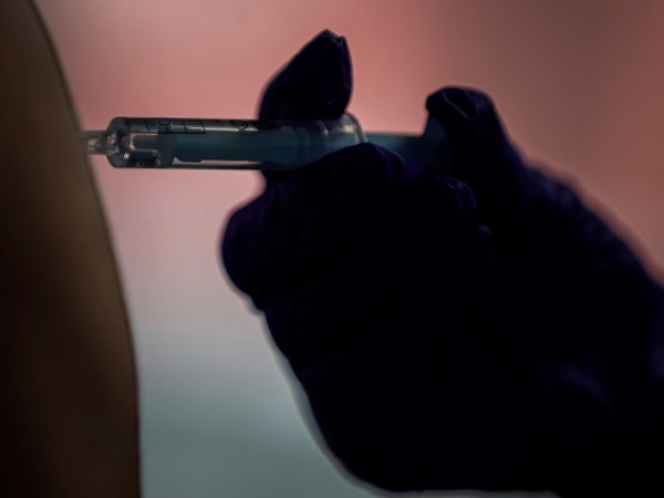 Правителството на Чехия обмисля да направи ваксинирането срещу COVID-19 да