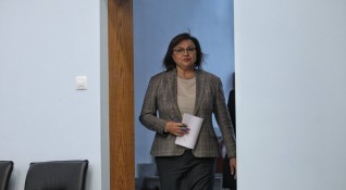 Лидерът на БСП в оставка Корнелия Нинова настоява служебното правителство