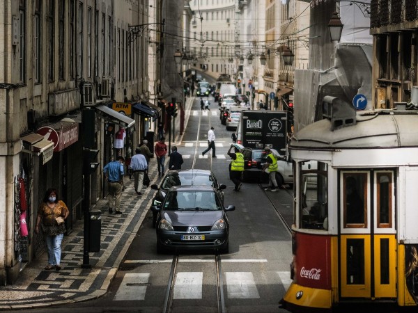 Португалия въведе отново някои наложени заради пандемията ограничения, по-малко от