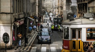 Португалия въведе отново някои наложени заради пандемията ограничения по малко от