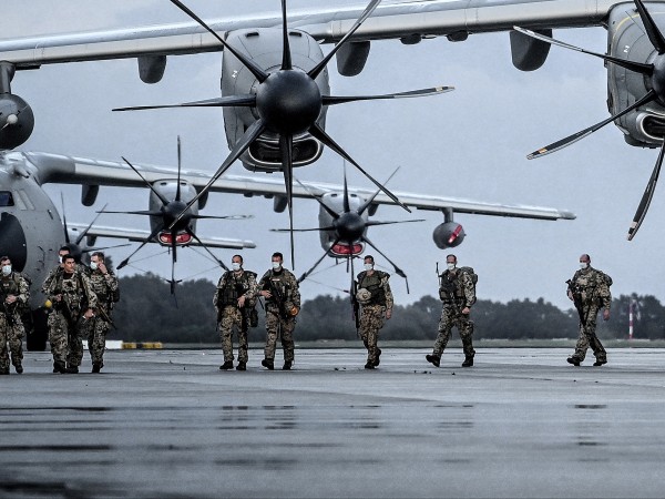 Великобритания планира да изпрати стотици единици военно оборудване в Германия