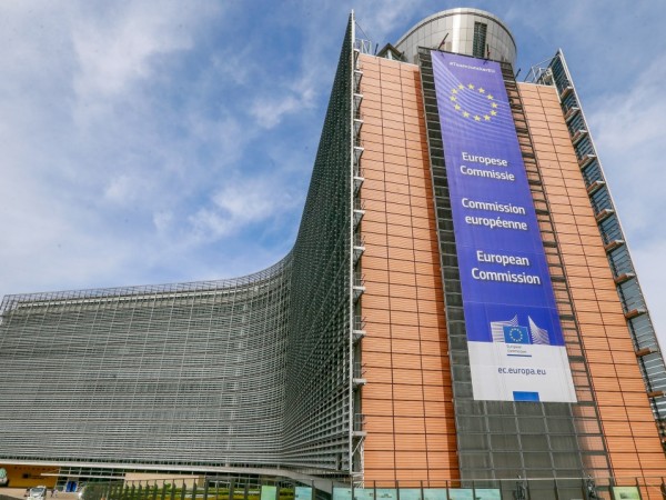 Европейската комисия (ЕК) обяви днес, че иска да бъдат прекратени