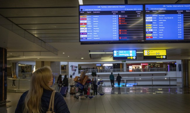 Туристи и чужденци по летищата в ЮАР, искат спешно да напуснат страната