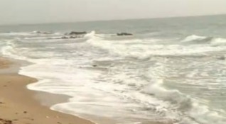 Бетонни насипи в морето унищожават плаж Журналист край Варна Въпреки