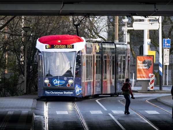 Коледен трамвай радва жителите на Амстердам. Снимка: БГНЕС