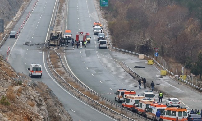 Транспортират със самолет телата на загиналите при катастрофата на АМ „Струма“ в РСМ