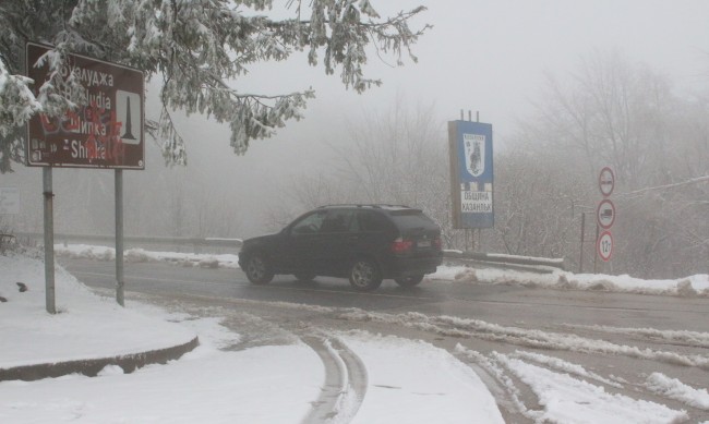 Сняг вали в голяма част от България, има ограничения по пътищата