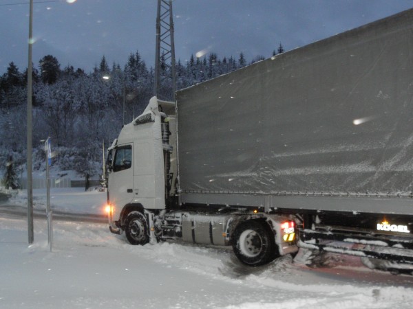 Снеговалежът на автомагистрала „Хемус“ създаде проблеми. Близо 100 ТИР-а закъсаха