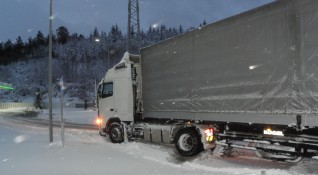 Снеговалежът на автомагистрала Хемус създаде проблеми Близо 100 ТИР а закъсаха
