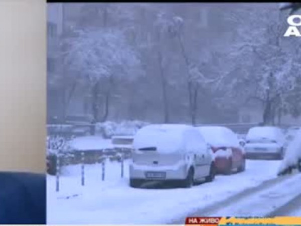 Заради падналия сняг много шофьори по основни пътища в страната