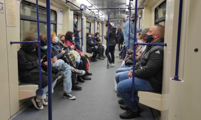 Полицята задържа жена без маска в метрото в София