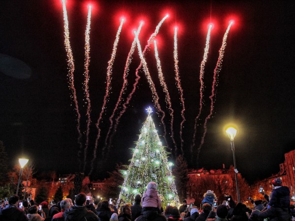 Снимка: Димитър Кьосемарлиев, Dnes.bgСветлините на традиционната коледна елха в центъра