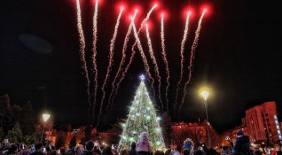 Снимка Димитър Кьосемарлиев Dnes bgСветлините на традиционната коледна елха в центъра