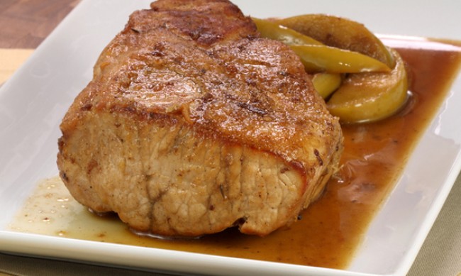 Рецептата Dnes: Свинско филе с шери и плодов сос 