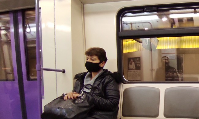 Зрелищен арест в метрото на жена без маска, защо?