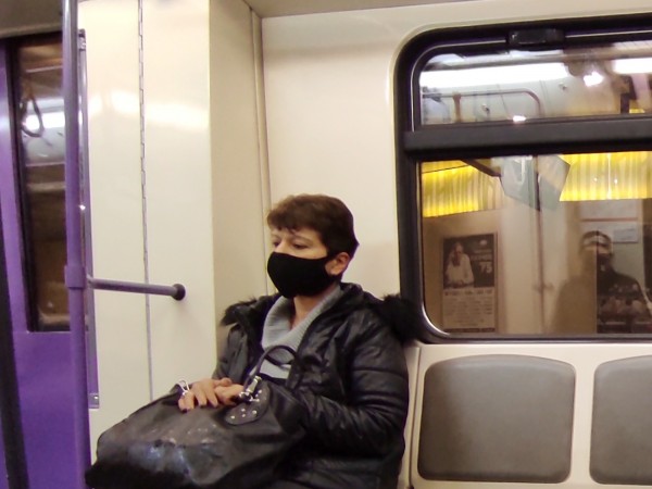 Жена без предпазна маска бе арестувана в метрото. Зрелищното й