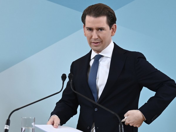Бившият австрийски канцлер Себастиан Курц заяви днес, че се оттегля