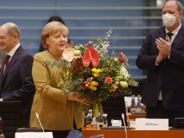Германската армия ще почете с прощален парад канцлера Ангела Меркел