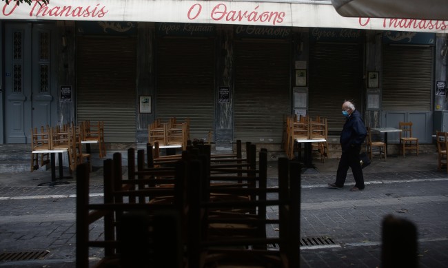 Омикрон вече е в Гърция: Застрашен ли е туризъмът?