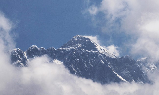 Защо опитните алпинисти смятат, че на Еверест се задава бедствие?  