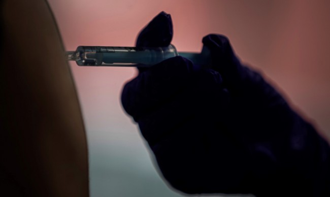 Антиваксър в Италия си сложи изкуствена ръка за ваксинация