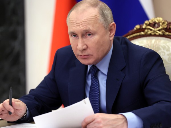 Руският президент Владимир Путин критикува днес в телефонен разговор с