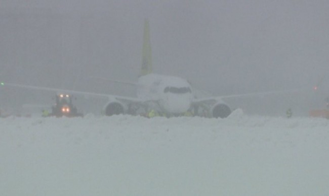 Инцидент със самолет в Рига заради снеговалеж