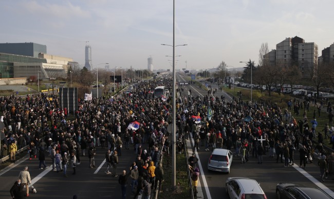 Блокади по сръбските пътища в над 50 населени места
