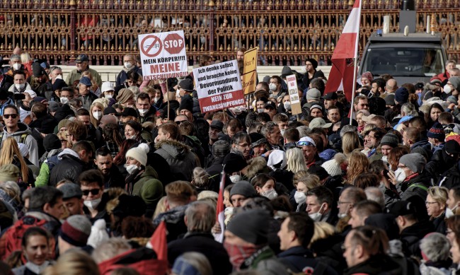Протести срещу COVID мерките в Австрия и Нидерландия