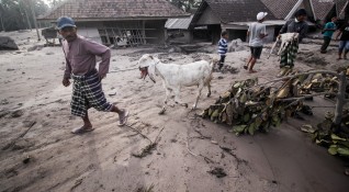 Броят на загиналите от изригването на вулкана Семеру в индонезийския
