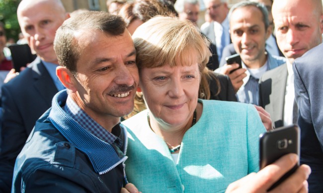 От "момичето" на Кол до "мама": "Вечният канцлер" Меркел предава властта