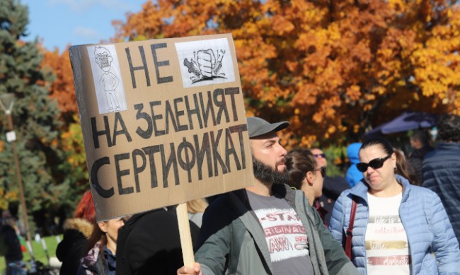 Протестиращи срещу сертификата блокираха кръстовище в София