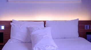 Сатененото спално бельо създава специално усещане в спалнята то