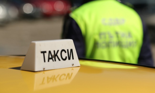Таксиметров шофьор без книжка отива на съд