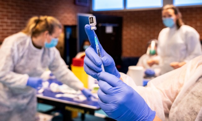 Норвегия съкращава интервала между втората ваксина и бустера