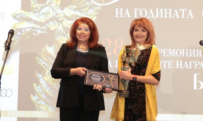 Изпълнителният директор на ДСК - Диана Митева, с награда "Банкер на годината" за 2021