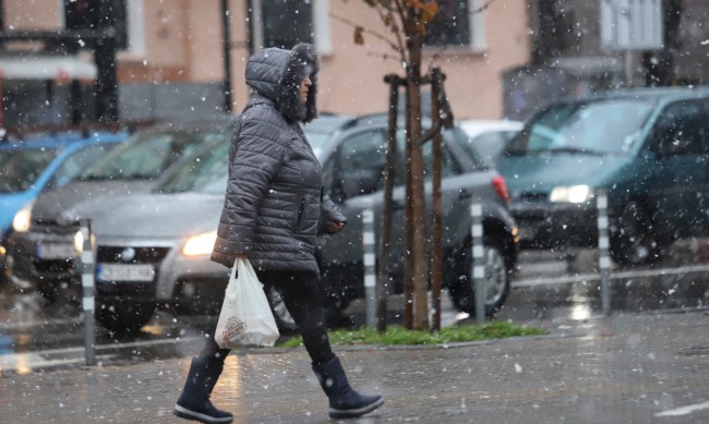 155 машини чистят снега по улици и булеварди в София 