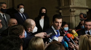 Кирил Петков направи изявление пред медиите на излизане от Народното